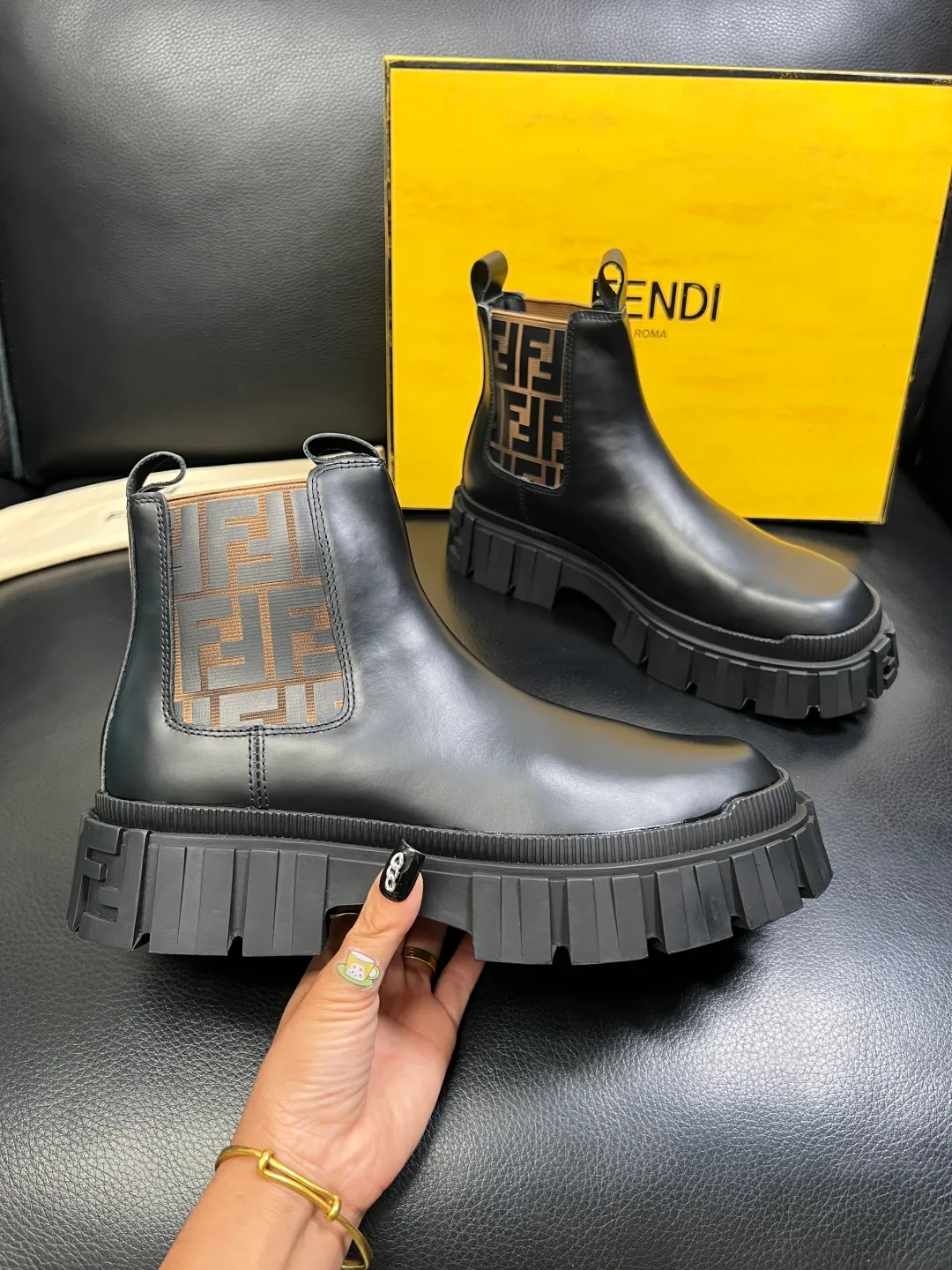 Men's shoes 💰900 FENDI High-quality top craftsmanship, Fendi boots high-top counter synchronization, original factory configuration imported Italian cowhide fly-knit fabric, imported cowhide lining, breathable and comfortable, soles: original soles specially provided by the original factory, original factory and single goods are welcome to compare, code number 39-44 (customized 38 45)